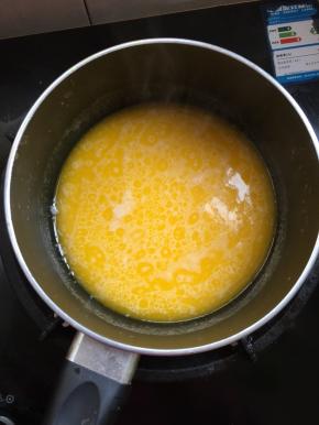 先小火煮，将黄油、盐、糖融化，再转中火煮开，煮开后浮沫往上涌保持5秒，立即离火。