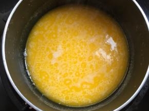 先小火煮，将黄油、盐、糖融化，再转中火煮开，煮开后浮沫往上涌保持5秒，立即离火。