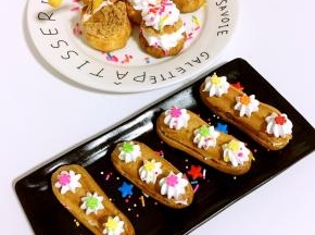 把奶油挤进泡芙中，撒上彩糖装饰即可。