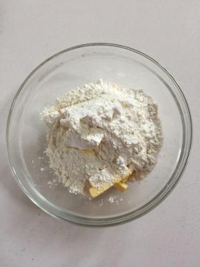 把所有的材料倒入容器中。