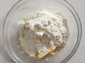 把所有的材料倒入容器中。