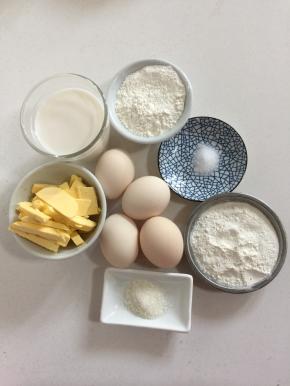 准备好泡芙所需的材料：
牛奶175克，黄油70克，盐3克，砂糖6克，低筋面粉55克，高筋面粉50克，鸡蛋4个半。