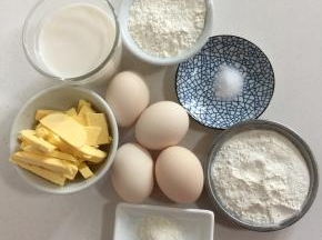 准备好泡芙所需的材料：
牛奶175克，黄油70克，盐3克，砂糖6克，低筋面粉55克，高筋面粉50克，鸡蛋4个半。