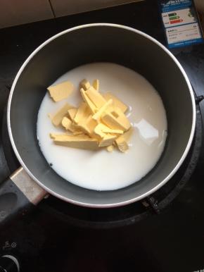 
牛奶、黄油、盐、糖同入不粘奶锅中，火调到最小。