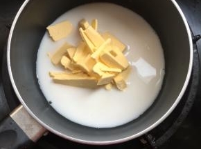 
牛奶、黄油、盐、糖同入不粘奶锅中，火调到最小。