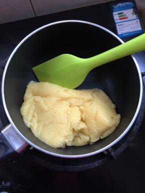 将锅重新放在灶上，继续用中小火加热，翻拌1、2分钟；炒得时间不要太长，看面团成型有光泽就可以了。