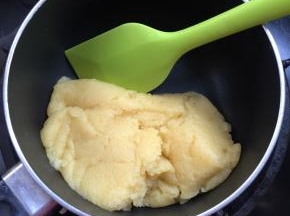 将锅重新放在灶上，继续用中小火加热，翻拌1、2分钟；炒得时间不要太长，看面团成型有光泽就可以了。