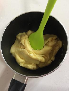 把低筋面粉和高筋面粉放进去，用硅胶刮刀快速翻拌均匀。