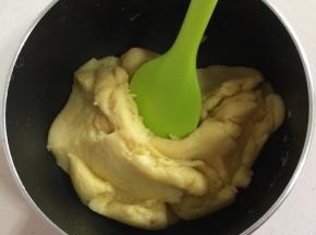 把低筋面粉和高筋面粉放进去，用硅胶刮刀快速翻拌均匀。