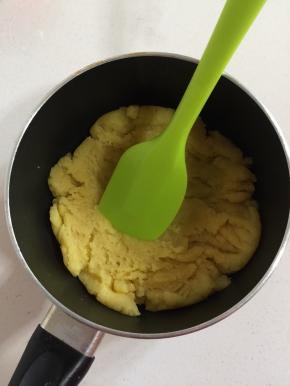 炒好的面团散开放在锅中冷却。