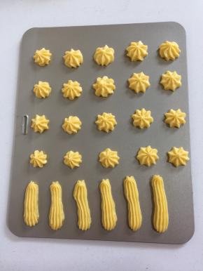 先来做几个闪电泡芙，直接将面糊自然垂落，然后匀速向另一端走，收尾处略向下按一下，再一提，多出的小尖尖可以手指蘸少许蛋液整一下；再挤几个球形泡芙。先来做几个闪电泡芙，直接将面糊自然垂落，然后匀速向另一端走，收尾处略向下按一下，再一提，多出的小尖尖可以手指蘸少许蛋液整一下；再挤几个球形泡芙。（剩下的面糊包上保鲜膜放在那里，烤完一盘，再挤一盘继续烤。）