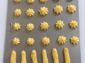 先来做几个闪电泡芙，直接将面糊自然垂落，然后匀速向另一端走，收尾处略向下按一下，再一提，多出的小尖尖可以手指蘸少许蛋液整一下；再挤几个球形泡芙。先来做几个闪电泡芙，直接将面糊自然垂落，然后匀速向另一端走，收尾处略向下按一下，再一提，多出的小尖尖可以手指蘸少许蛋液整一下；再挤几个球形泡芙。（剩下的面糊包上保鲜膜放在那里，烤完一盘，再挤一盘继续烤。）