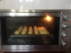 放入提前预热好的烤箱中层，先200度烤10分钟，再调到180度烤10分钟，再调到160度烤10分钟。