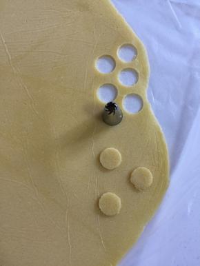 将冷藏变硬的酥皮面片取出，用比圆形泡芙直接略小的花嘴刻出圆片。