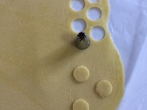 将冷藏变硬的酥皮面片取出，用比圆形泡芙直接略小的花嘴刻出圆片。