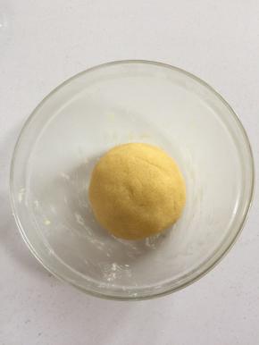 先将黄油和粉类搓成粗粒状，再揉成湿润的黄油面团。