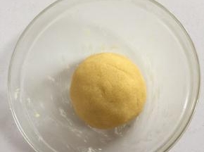 先将黄油和粉类搓成粗粒状，再揉成湿润的黄油面团。