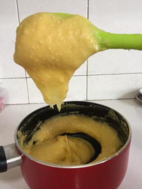 用刮刀挑起面糊，面糊缓慢地垂落下来，呈倒三角状，且面糊边缘基本上是光滑无锯齿状时，泡芙面糊就做好了。