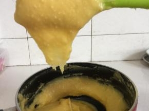 用刮刀挑起面糊，面糊缓慢地垂落下来，呈倒三角状，且面糊边缘基本上是光滑无锯齿状时，泡芙面糊就做好了。