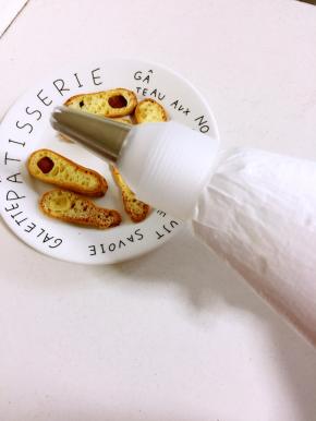 打发好的奶油装进裱花袋中备用。