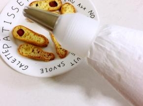 打发好的奶油装进裱花袋中备用。