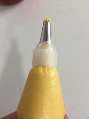 把搅拌好的面糊装进一次性裱花袋中，按上中号裱花嘴。