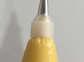 把搅拌好的面糊装进一次性裱花袋中，按上中号裱花嘴。