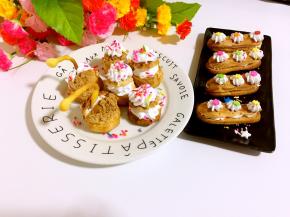 球形泡芙从中间切开，把上面的部分再对半切开做天鹅的翅膀，把泡芙里面挤满奶油，再把天鹅的头放在中间组合就可以啦。