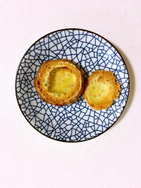 泡芙烤好了，彻底晾冷了切开，泡芙里面是空心的说明泡芙做成功了。