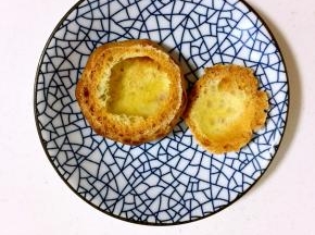 泡芙烤好了，彻底晾冷了切开，泡芙里面是空心的说明泡芙做成功了。