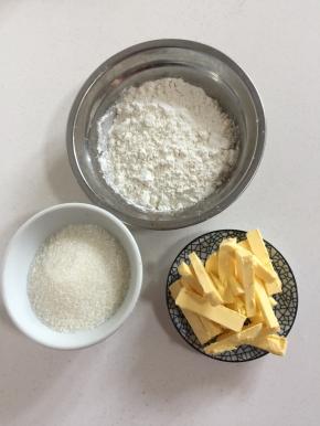 准备好酥皮材料：白砂糖90克，黄油75克，低筋面粉86克。