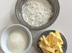 准备好酥皮材料：白砂糖90克，黄油75克，低筋面粉86克。