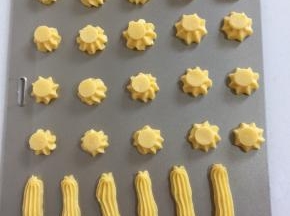 把酥皮片放在圆形泡芙上，轻轻按一下，使其和泡芙的接触面积大一点。