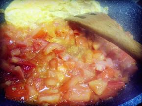 炒至西红柿丁出汁软烂，把蛋和西红柿合在一起炒均匀