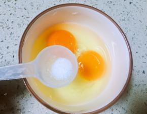 放入少许盐，把蛋调匀