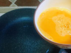 取平底锅，中高火，热锅倒入葵花油