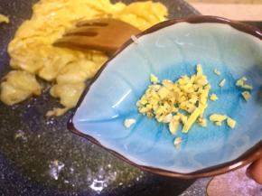 倒入老姜末炒香