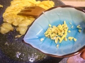 倒入老姜末炒香