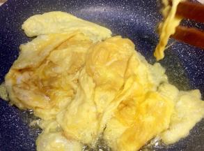 稍炒一下把蛋饼放在锅的一边
