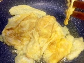 稍炒一下把蛋饼放在锅的一边
