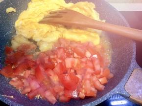 放入西红柿丁一起炒