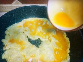 待油温7成时倒入调好的鸡蛋液