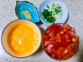 西红柿洗净切丁，香葱切花，葱白和葱叶分开放，老姜切末