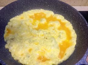 鸡蛋迅速发泡膨胀，如图状翻面