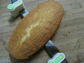 烤好倒扣冷却后切片备用