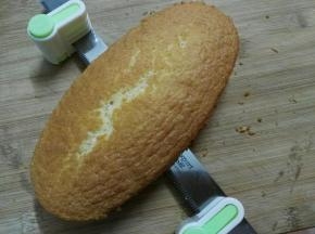 烤好倒扣冷却后切片备用