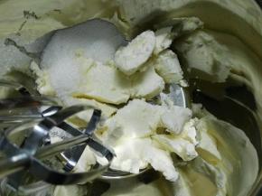 奶油奶酪常温软化加入砂糖，打匀