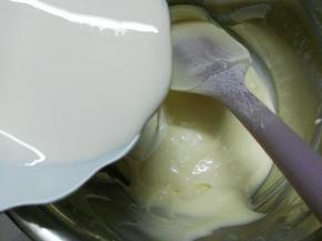 加入淡奶油用刮刀拌匀