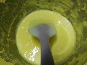 慕斯液部分：因为我们最后还需要用它来沾蛋糕屑，这个部分我建议大家✖️1.5的量，鸡蛋用打蛋器打至发白，糖加水煮至118度（注意不要搅拌，在煮的时候很容易反砂），倒入打至发白的蛋黄继续打；把蛋黄酱打至浓稠状，隔水加热至82度左右再降至50度 然后加入泡软的吉利丁（吉利丁我们用冰水泡软，冬天直接凉水即可，冬天做慕斯可以稍微减掉一克半克的吉利丁，而夏天由于天热 我们可以增加0.5克 加强慕斯凝固），使吉利丁完全融化于蛋黄酱