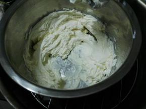 马斯卡彭软化用打蛋器打至顺滑（冬天同样像黄油 奶油奶酪 芝士这些常温也不一定软化很好，可以利用水的蒸汽隔水软化）